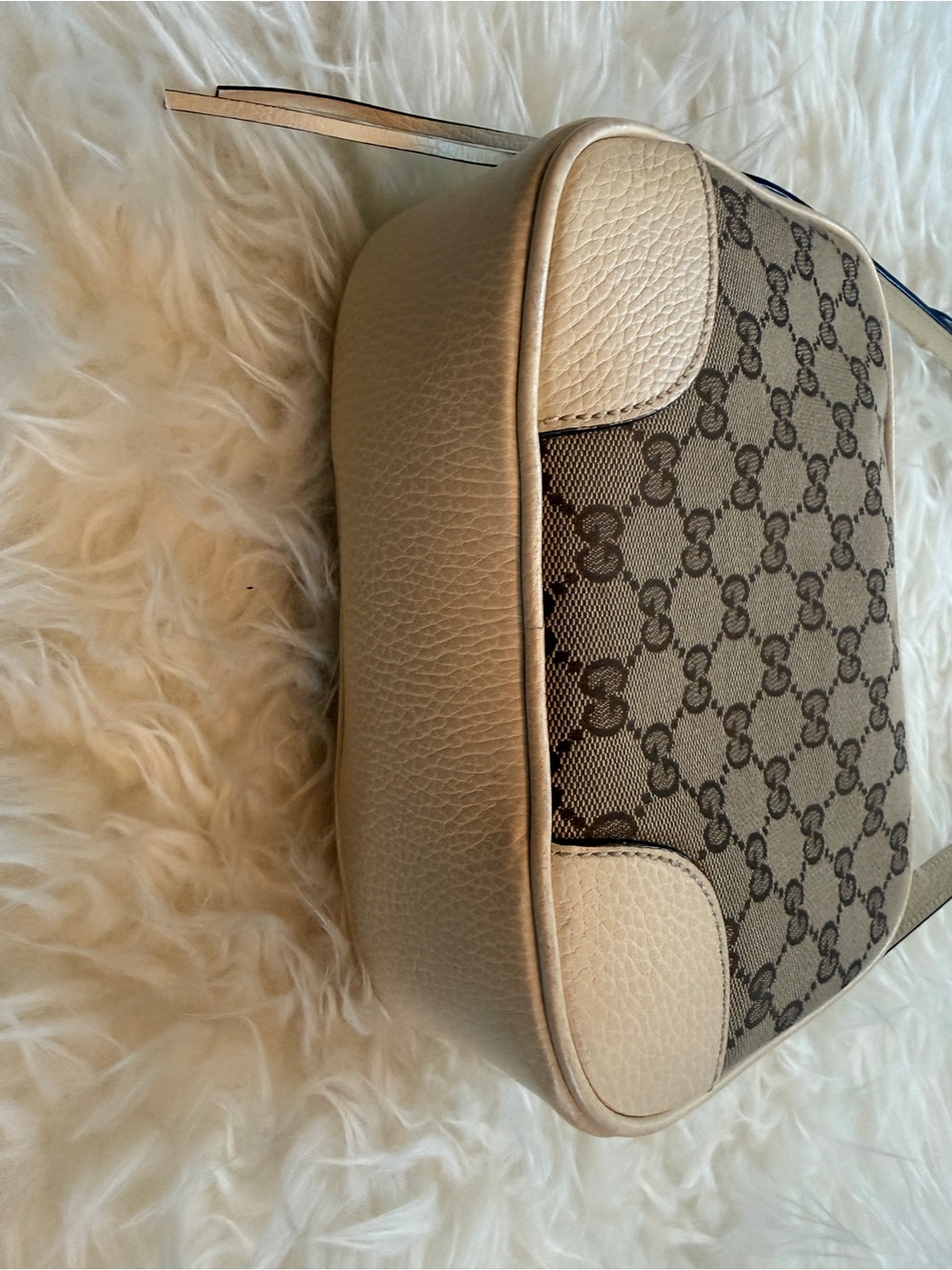 Gucci GG Supreme Crossbody Bag with Cream Trim - Picture 3 of 11